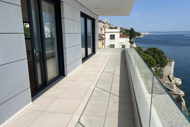 Rijeka, Pećine, nuovo investimento, appartamento di lusso con quattro stanze, 163,72 m², prima fila sul mare