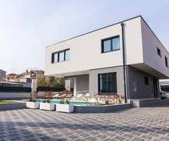 Kaštel Kambelovac, kompleks dwóch willi po 250 m2 każda, z basenami