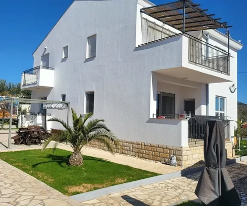 BIOGRAD, Donja Jagodna – PRILIKA, SNIŽENA vila s bazenom, pogled na prirodu