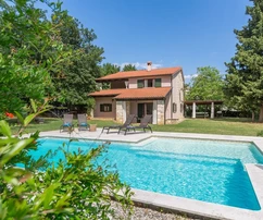 Istria, Parenzo, Villa in pietra ristrutturata con piscina e giardino