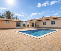Istria, Labin, villa moderna e grande terreno edificabile