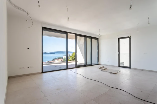 Luxusný byt s bazénom na predaj Trogir Čiovo v Chorvátsku