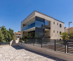 ATTICO ESCLUSIVO CON VISTA PANORAMICA SUL MARE E PISCINA, IN POSIZIONE ATTRATTIVA, A 80 M DALLA SPIAGGIA!