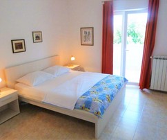 In Rogoznica befindet sich ein großzügiges Apartmenthaus nur 80 Meter vom Strand entfernt