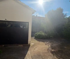 Maison individuelle avec rez-de-chaussée surélevé, cour et garage