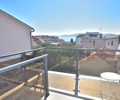 Vodice – zařízený dvoupokojový byt s terasou, 150 m od pláže