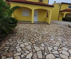 Vicino al mare e alla spiaggia, casa a schiera con bel giardino