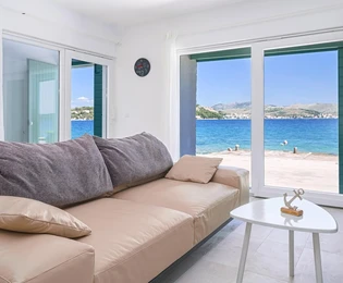 Kamienny dom położony w pierwszej linii brzegowej na wyspie Krapanj na sprzedaż w Chorwacji