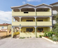 Istrien, Poreč - Geräumiges mehrfamilienhaus in meeresnähe