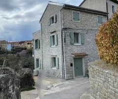 Félikeres ház panorámás kilátással a tengerre, Brtoniglára és a környező szőlőültetvényekre, Buje, ISZTRIA