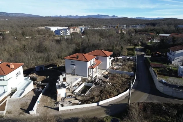 Matulji, Mučići, NEU GEBAUTES Doppelhaus Rohbau, Vierzimmerwohnung 213 m², Schwimmbad