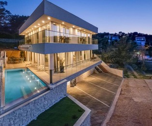 Lussuosa villa a Hvar con doppia piscina vicino al mare