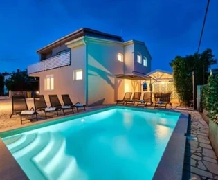 Lussuosa villa indipendente con piscina e sauna a Ližnjan