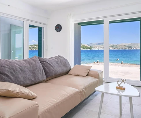 Maison en pierre à vendre directement sur le front de mer à Krapanj en Croatie