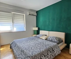 Istrien, Pula: Haus mit drei Wohnungen und Garten