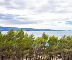 Omiš, dvoupokojový byt ve čtvrtém patře s panoramatickým výhledem na moře a město, 86 m²