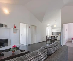 Prostorný dům s byty a bazénem na prodej v Chorvatsku