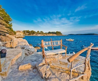 Palazzina in vendita sull'isola di Hvar direttamente sul lungomare in Croazia