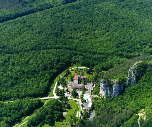 Hotel con clínica médica en venta en Oprtalj, Croacia