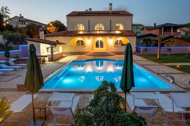 Istria, Poreč: Villa con 7 apartamentos, gran piscina y vista al mar