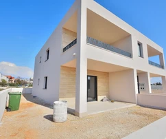 Vodice – appartement avec jardin dans un endroit calme