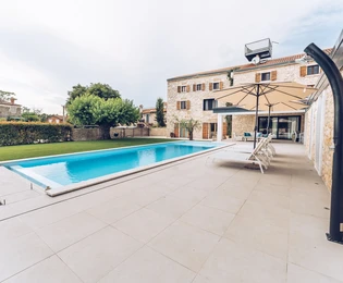 Novigrad, Istria: Luxusná kamenná vila s bazénom