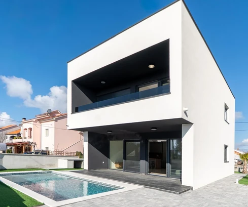 Zadar, Privlaka, modern villa medencével, új építésű, 300 méterre a tengertől