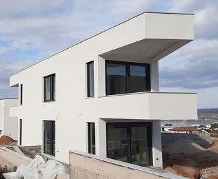 NOVÝ ATRAKTÍVNY MEZONETOVÝ BYT S VÝHĽADOM NA MORE, NA TICHOM MIESTE!