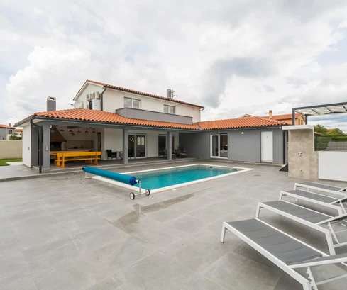 Casa moderna con piscina en venta en Svetvinčenat, Croacia