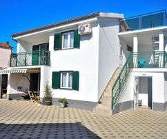 Vodice – Maison avec 2 appartements, à 150 m de la plage, rénovée en 2025