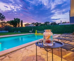 Samostatně stojící dům s bazénem na prodej v obci Svetvinčenat v Chorvatsku