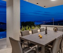 Luxusní vila s výhledem na moře nedaleko Splitu – moderní a prostorná