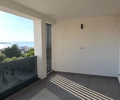Nový byt s otvoreným výhľadom na more, 150 m od pláže!