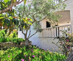 Incantevole casa in pietra in vendita vicino al mare a Brac