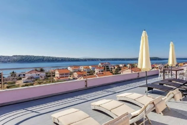 Villa con apartamentos en venta en la isla de Rab en Croacia