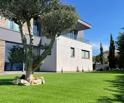 Krk - Umgebung: Moderne Villa mit Pool und Panoramablick auf das Meer