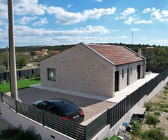 Casa de una sola planta de piedra disponible en Danilo Biranj