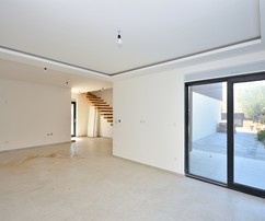 Srimán medencés otthon várja új tulajdonosát