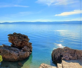 Casa fronte mare con ampio terreno a Omis in vendita