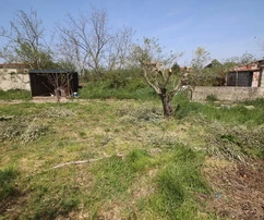 Building land near the center of Nin