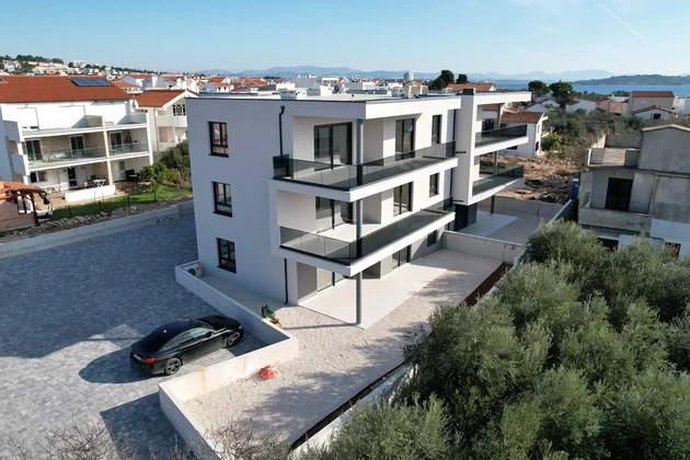 Appartement de luxe S1 de deux chambres avec grand jardin à Tribunj – à 250 m de la mer