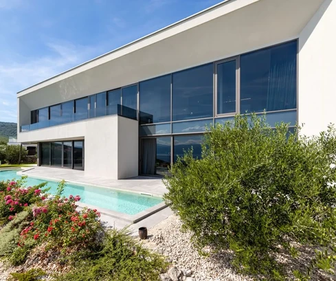 EXKLUSIVE VILLA MIT MEERBLICK UND POOL, 300 M VOM STRAND ENTFERNT!