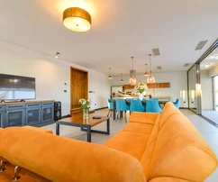 Residencia de lujo con piscinas, pista de tenis y edificio auxiliar