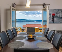 Dramalj, dům se 6 apartmány, zavedený podnik s turistickým pronájmem, výhled na moře