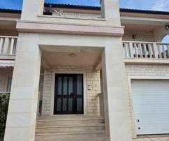 Primošten, Supljak, casa independiente de 400 m2 con gran sótano y 2 apartamentos