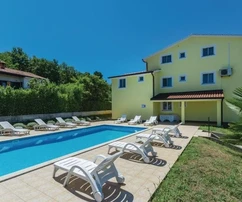 Istrie, Poreč, immeuble d'appartements avec piscine et grand jardin à vendre