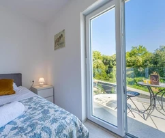 Tágas villa medencével eladó Duga Uvalában Horvátországban