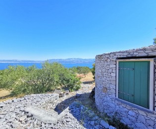 Casa in pietra di Brac e giardino di ulivi con vista sul mare