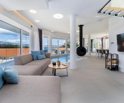 Luxusvilla auf Hvar mit zwei Pools in unmittelbarer Nähe zum Meer