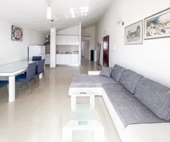 Trogir, appartamento confortevole con 1 camera da letto di 50,14 m2 con posto auto, a 400 m dal centro
